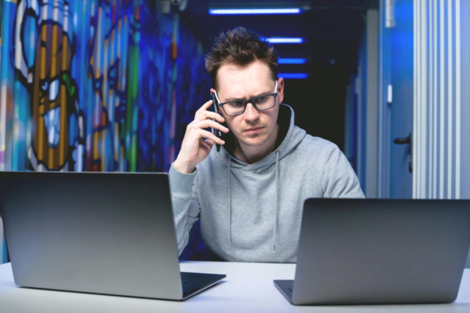 Équipe technique travaillant sur infrastructure réseau